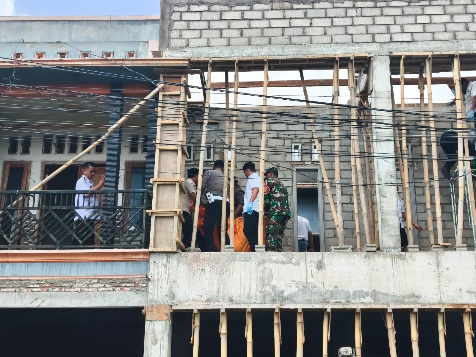 Pekerja Bangunan di Blitar Tewas Diduga Tersengat Listrik Saat Plester Tembok