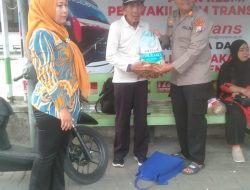 Respons Cepat Layanan 110, Polsek Wlingi Bantu Lansia Terlantar Pulang ke Daerah Asal