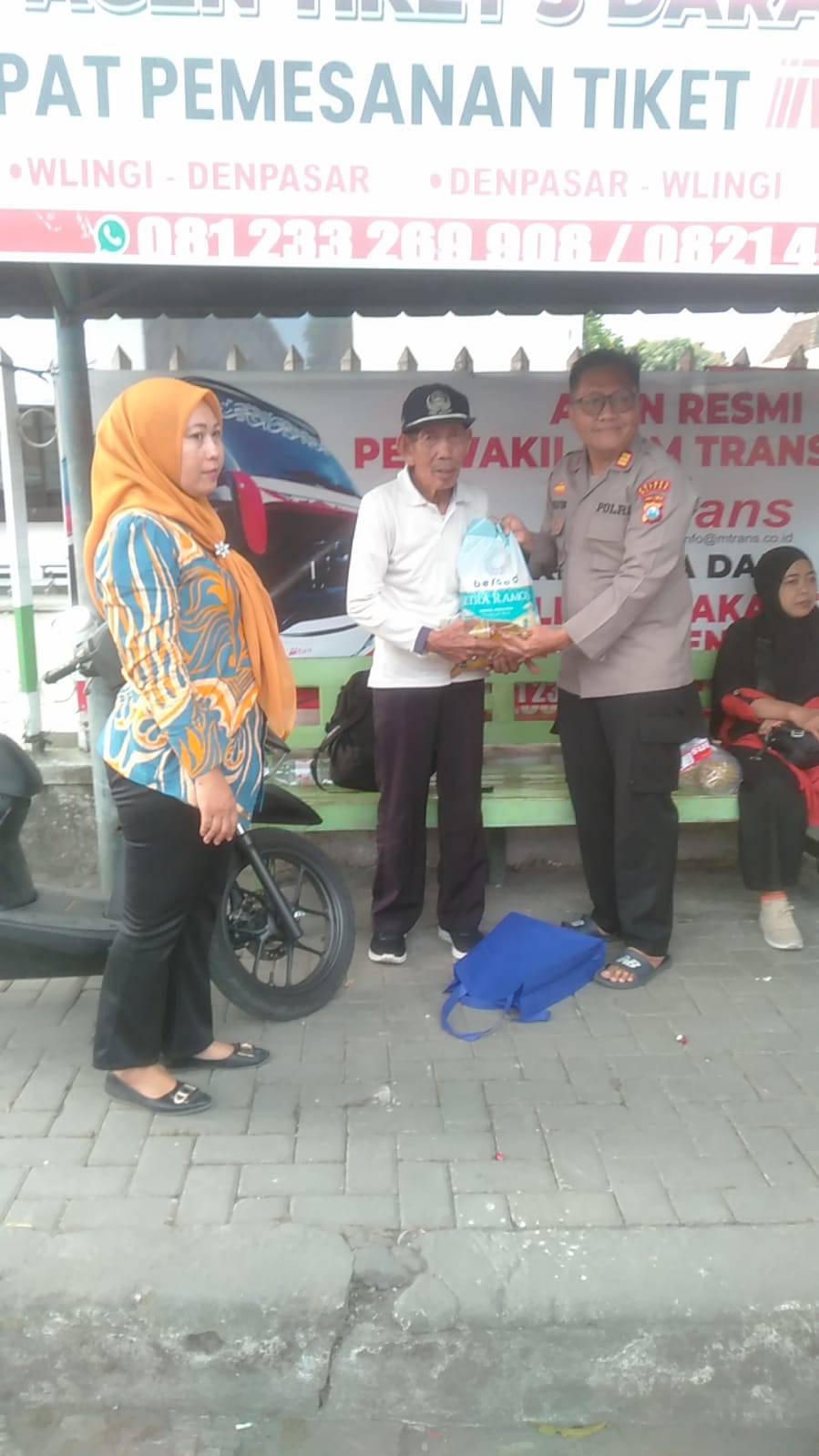 Respons Cepat Layanan 110, Polsek Wlingi Bantu Lansia Terlantar Pulang ke Daerah Asal