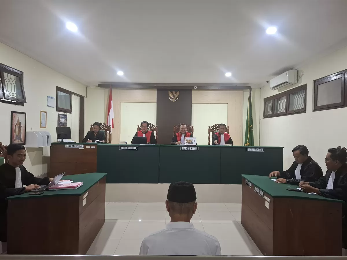 Membunuh Istri Siri Secara Keji, Pelaku Divonis 18 Tahun Penjara pada Sidang di PN Jombang, Penasehat Hukum Pikir-p Artikel ini adalah bagian dari Mitra Promedia Group dan sudah tayang dengan judul "Membunuh Istri Siri Secara Keji, Pelaku Divonis 18 Tahun Penjara pada Sidang di PN Jombang, Penasehat Hukum Pikir-pikir " Baca selengkapnya di: https://www.koranmemo.com/daerah/19217412329/membunuh-istri-siri-secara-keji-pelaku-divonis-18-tahun-penjara-pada-sidang-di-pn-jombang-penasehat-hukum-pikir-pikir