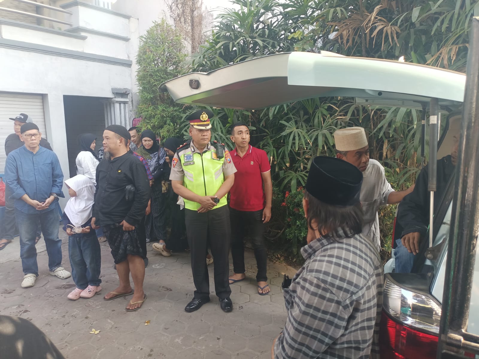 Polsek Babat Kawal Pemakaman Korban Pendakian Gunung Piramid Bondowoso
