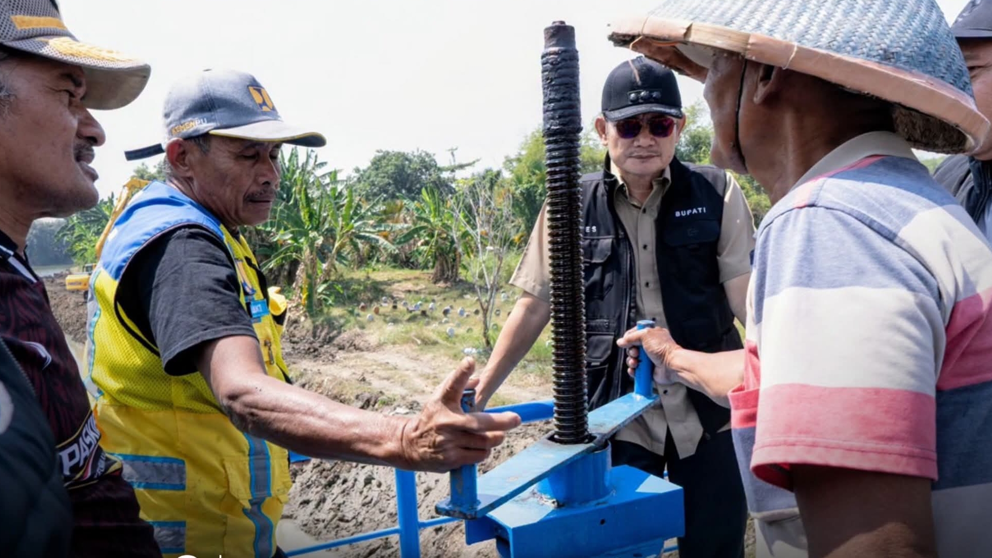 Hadapi Kemarau, Bupati Lamongan Tinjau Normalisasi Aliran Air Bengawan Jero