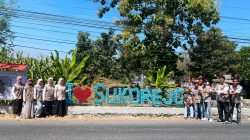 Tutup KKN di Desa Sukorejo Lamongan, Mahasiswa UNISLA Sulap Limbah Plastik Jadi Ikon “I ❤️ SUKOREJO”