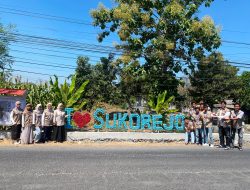 Tutup KKN di Desa Sukorejo Lamongan, Mahasiswa UNISLA Sulap Limbah Plastik Jadi Ikon “I ❤️ SUKOREJO”