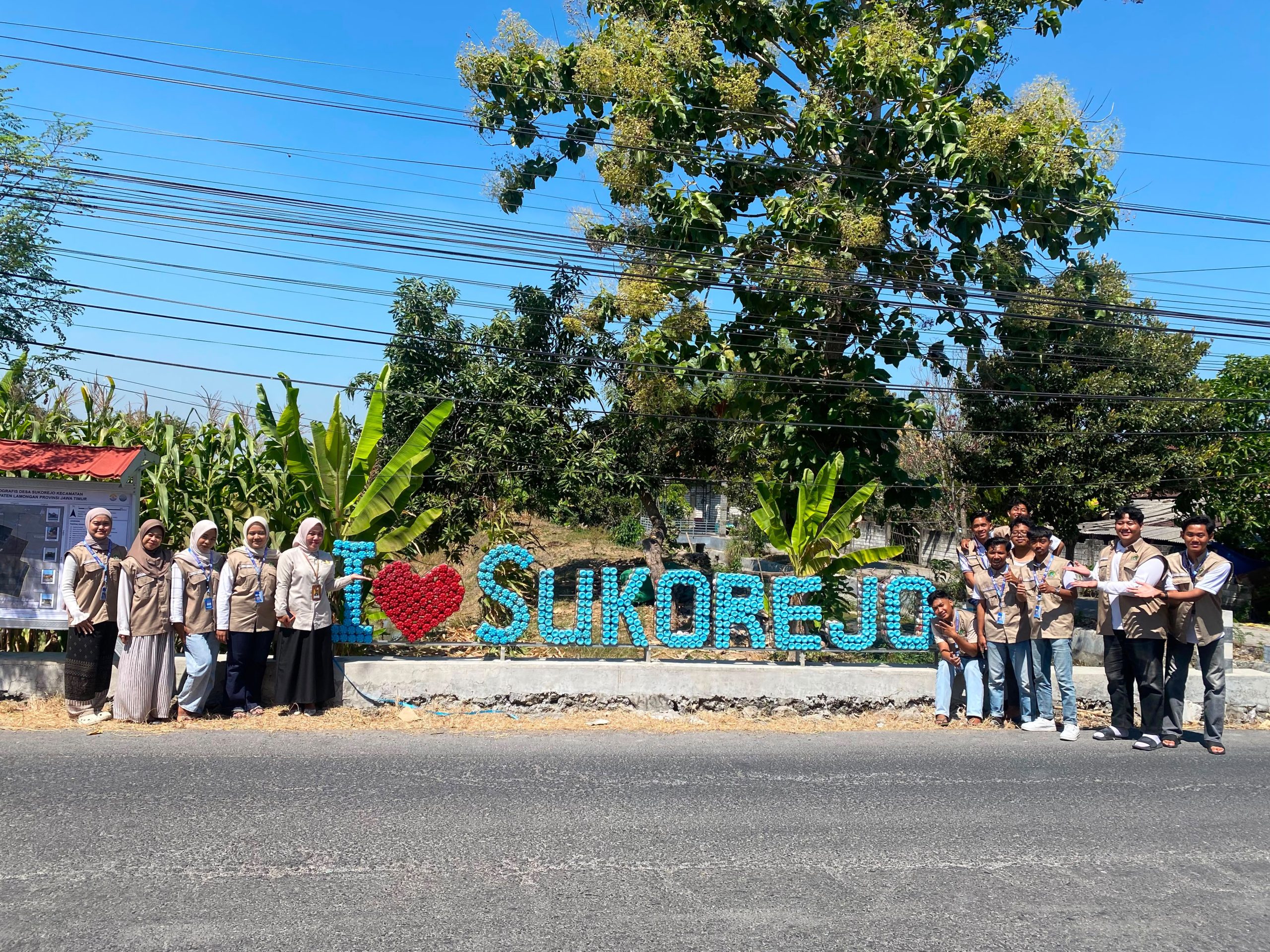 Tutup KKN di Desa Sukorejo Lamongan, Mahasiswa UNISLA Sulap Limbah Plastik Jadi Ikon “I ❤️ SUKOREJO”