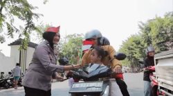 Semarak HUT ke-81 RI, Polres Lamongan Bagikan 2.000 Bendera Merah Putih kepada Warga dan Pengguna Jalan