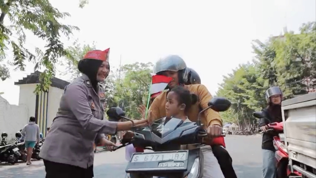 Semarak HUT ke-81 RI, Polres Lamongan Bagikan 2.000 Bendera Merah Putih kepada Warga dan Pengguna Jalan