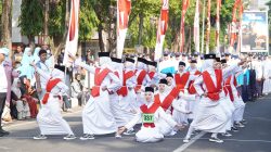 Dukung Ketahanan Pangan, Babinsa Ngadirenggo Dampingi Petani Tanam Padi