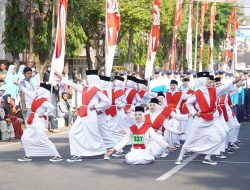 Dukung Ketahanan Pangan, Babinsa Ngadirenggo Dampingi Petani Tanam Padi