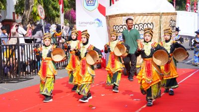 Peserta pelajar melakukan aksi tari Nasi Boran makanan kuliner khas Lamongan .(Ist).