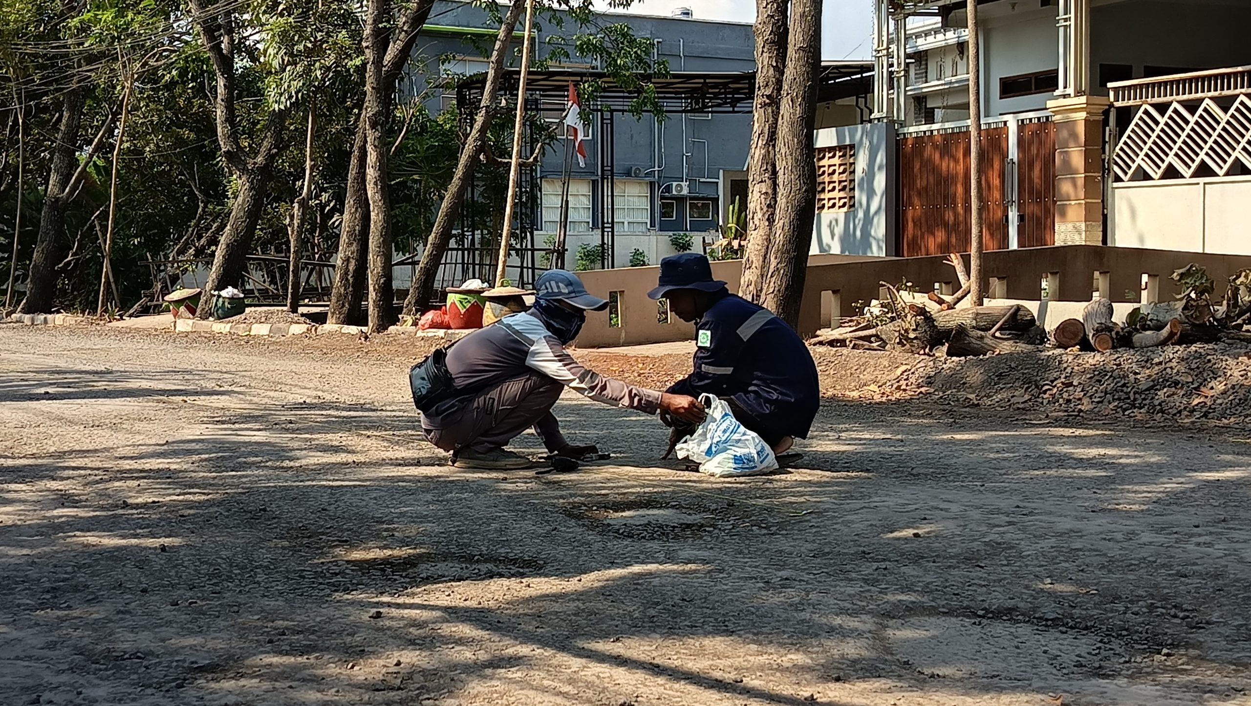 Atasi Tanah Rawan Amblas di Jalan Veteran, Pemkab Lamongan Pasang Tiang Pancang