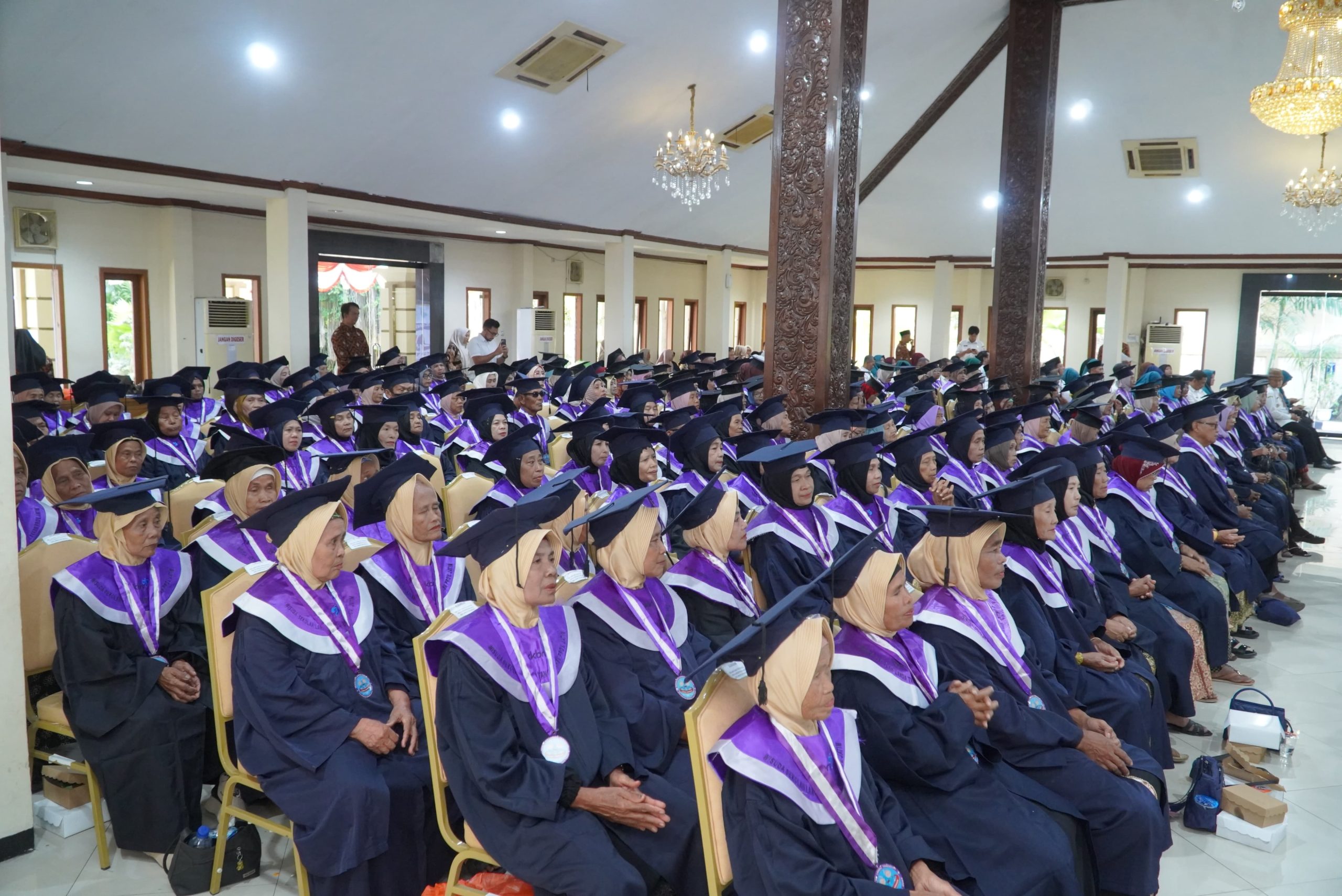 Bupati Lamongan Wisuda 208 Lansia, Dorong Tetap Sehat, Mandiri dan Produktif