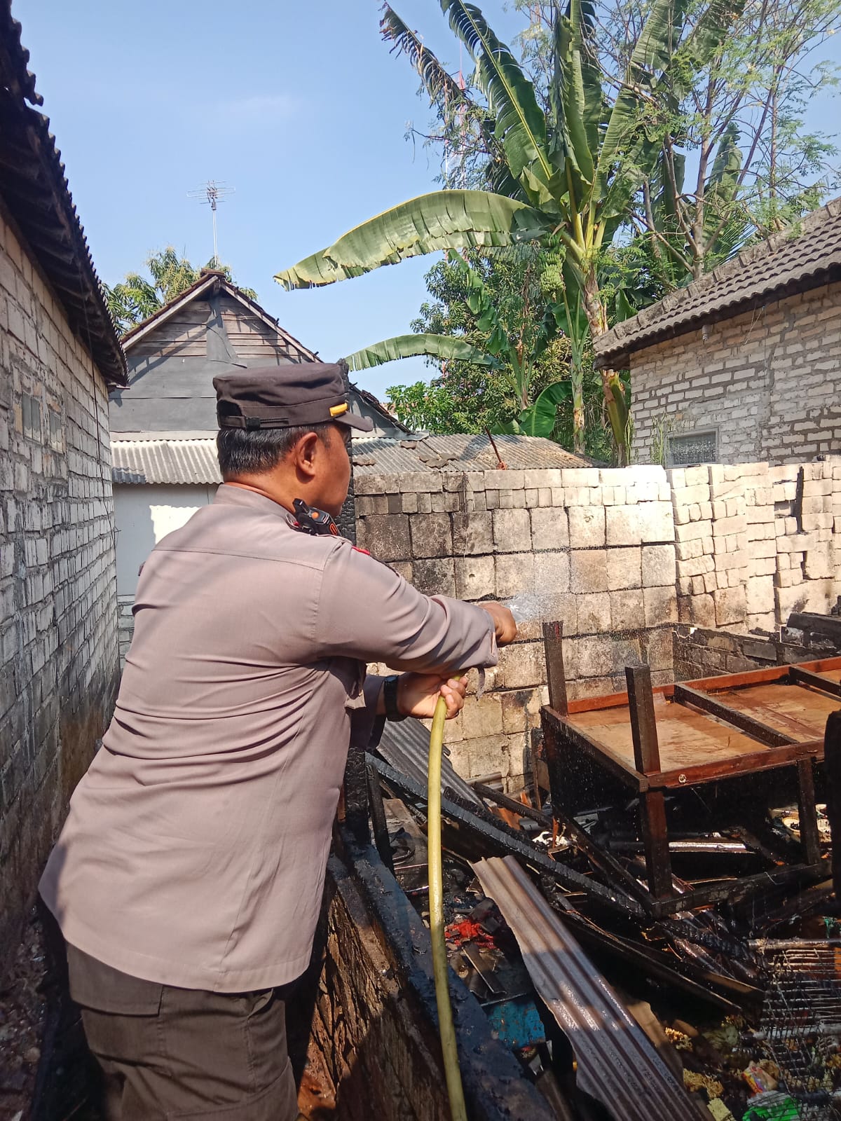 Ditinggal Ambil Air, Warung Cilok di Brondong Lamongan Ludes Terbakar