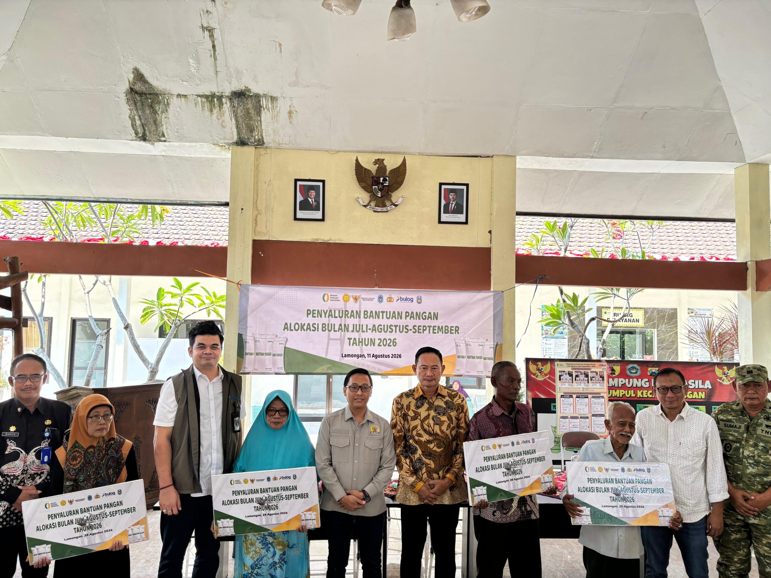 Bulog Bojonegoro Salurkan Bantuan Beras Tahap II di Lamongan, Warga Terima 30 Kilogram