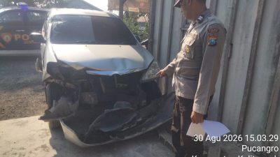 Diduga Mengantuk, Avanza Oleng dan Tabrak Motor yang Terparkir di Pinggir Jalan Karanggeneng