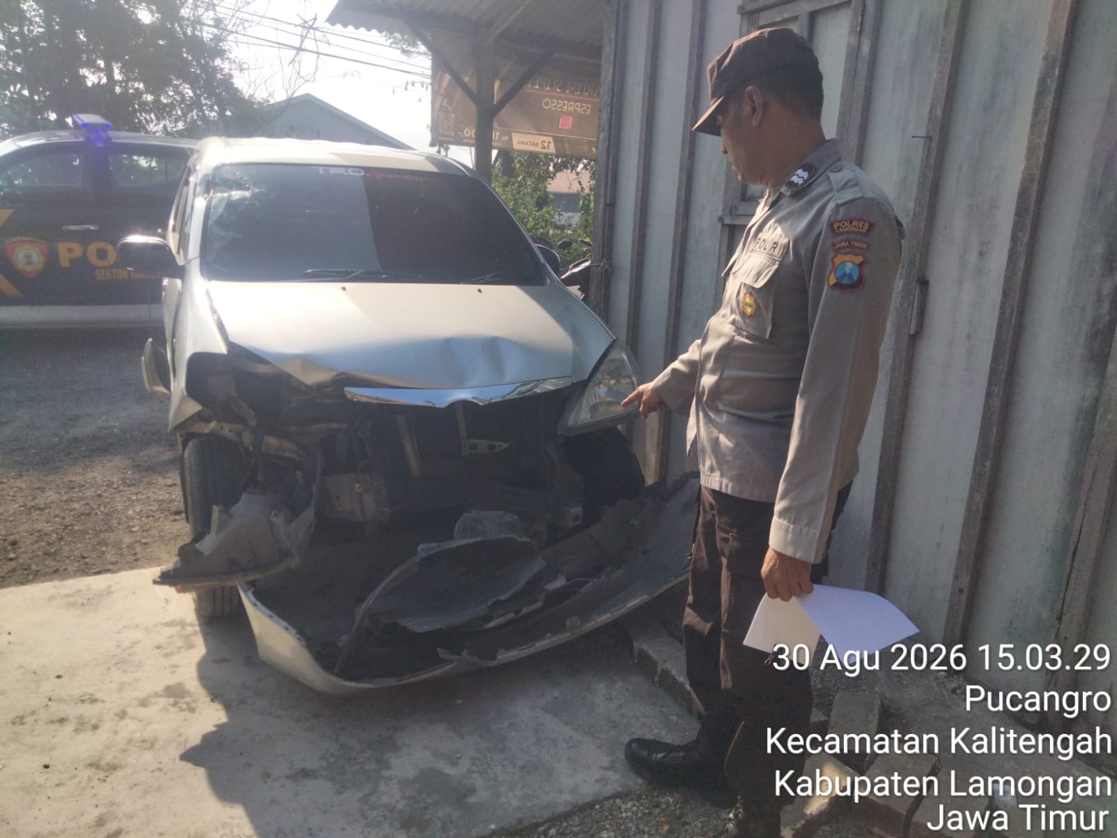 Diduga Mengantuk, Avanza Oleng dan Tabrak Motor yang Terparkir di Pinggir Jalan Karanggeneng