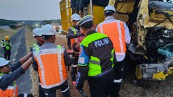 Truk Pengangkut Ikan Tabrak Tronton di Tol Jombang-Mojokerto, Sopir Tewas