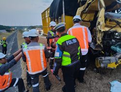 Truk Pengangkut Ikan Tabrak Tronton di Tol Jombang-Mojokerto, Sopir Tewas
