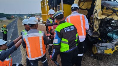 Truk Pengangkut Ikan Tabrak Tronton di Tol Jombang-Mojokerto, Sopir Tewas