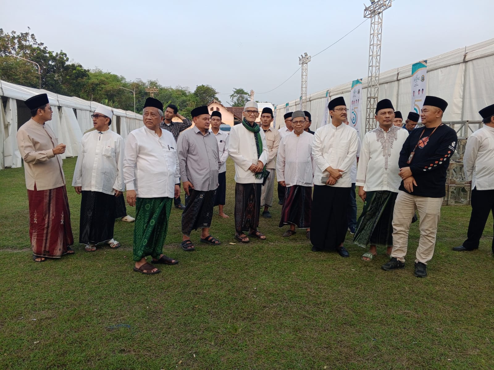 Ketua Organizing Committee Muktamar ke-35 NU, Saifullah Yusuf atau Gus Ipul) berama Panitia lokal dipimpin Gus Rozaq dan Ketua Steering Committee Muktamar ke-35 NU, Prof. Mohammad Nuh, saat meninjau persiapan venue-venue utama dan termasuk Bazar Muktamar di Tambakberas, Jombang, Kamis (20/8/2026). (istimewa)