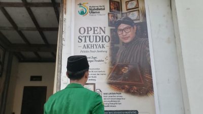 Lukisan Pasir Jombang Berpesona, Open Studio Akhiyak Sambut Tamu Muktamar NU di Tambakberas.