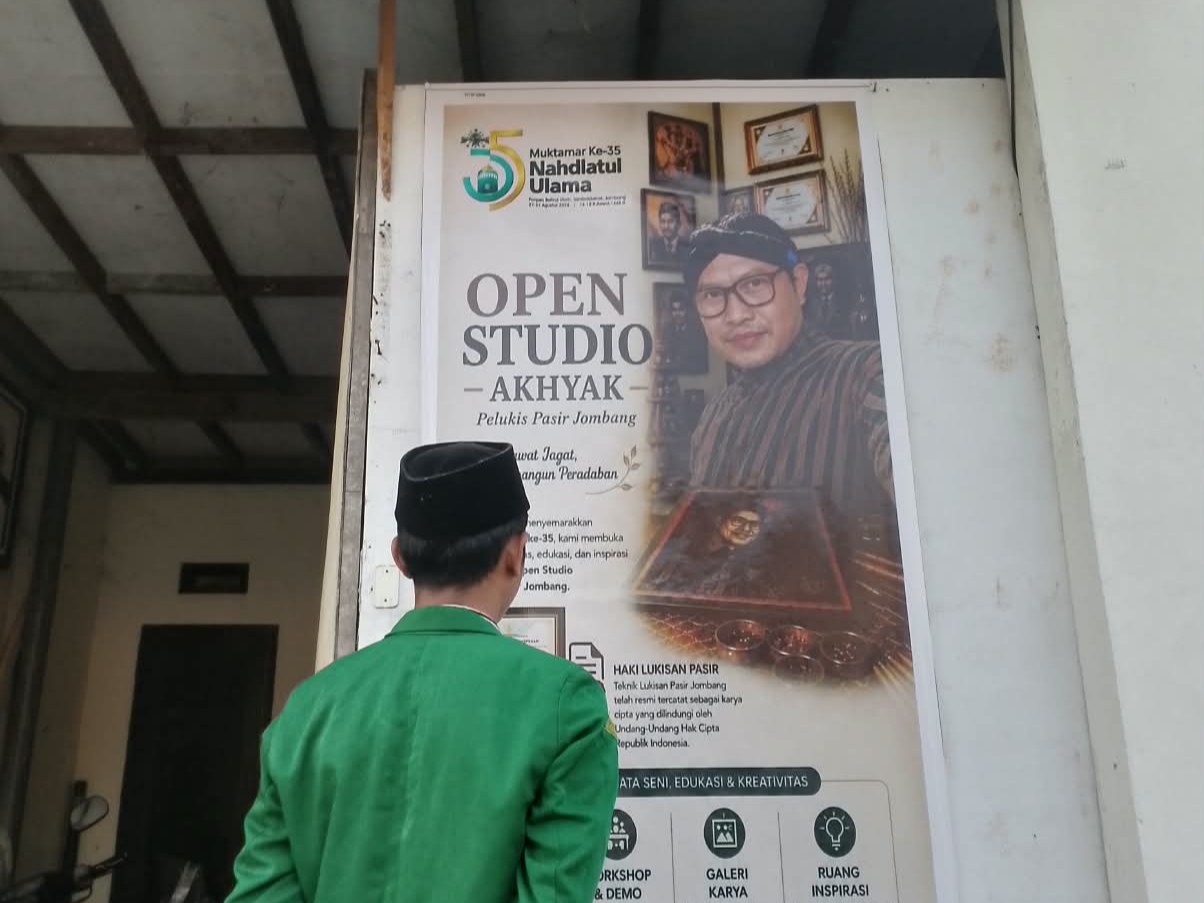 Lukisan Pasir Jombang Berpesona, Open Studio Akhiyak Sambut Tamu Muktamar NU di Tambakberas.
