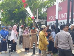 Puluhan Warga Dusun Parimono Datangi Mapolres Jombang, Dampingi Ketua RT dan Nazir Wakaf