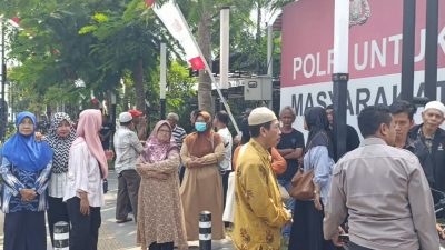 Puluhan Warga Dusun Parimono Datangi Mapolres Jombang, Dampingi Ketua RT dan Nazir Wakaf