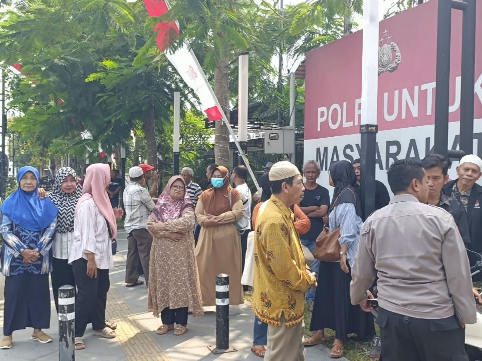 Puluhan Warga Dusun Parimono Datangi Mapolres Jombang, Dampingi Ketua RT dan Nazir Wakaf