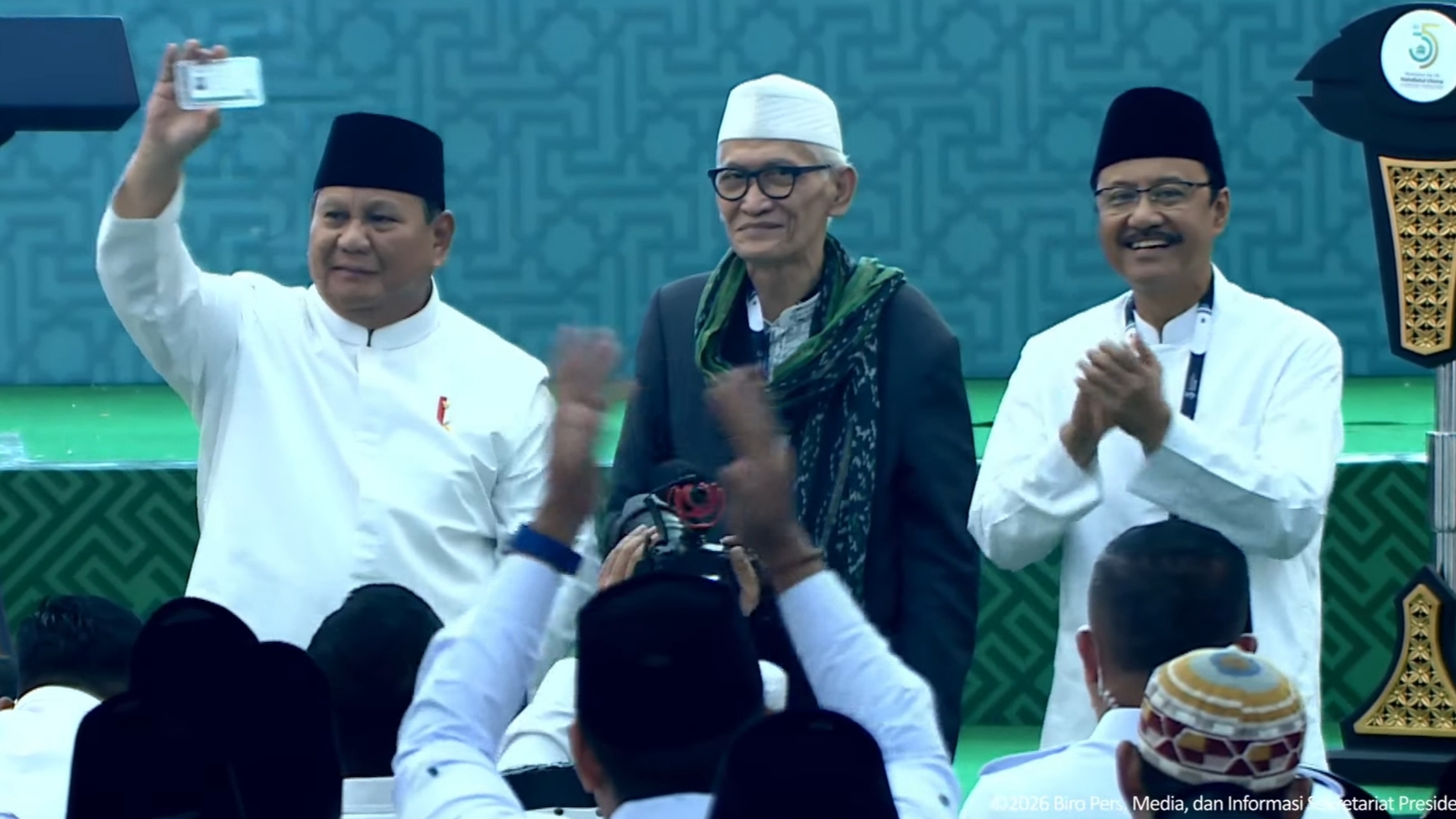 Presiden Prabowo saat memukul kentongan sebagai tanda penutupan acara Muktamar NU ke 35 di Jombang, Senin (31/8/2026).