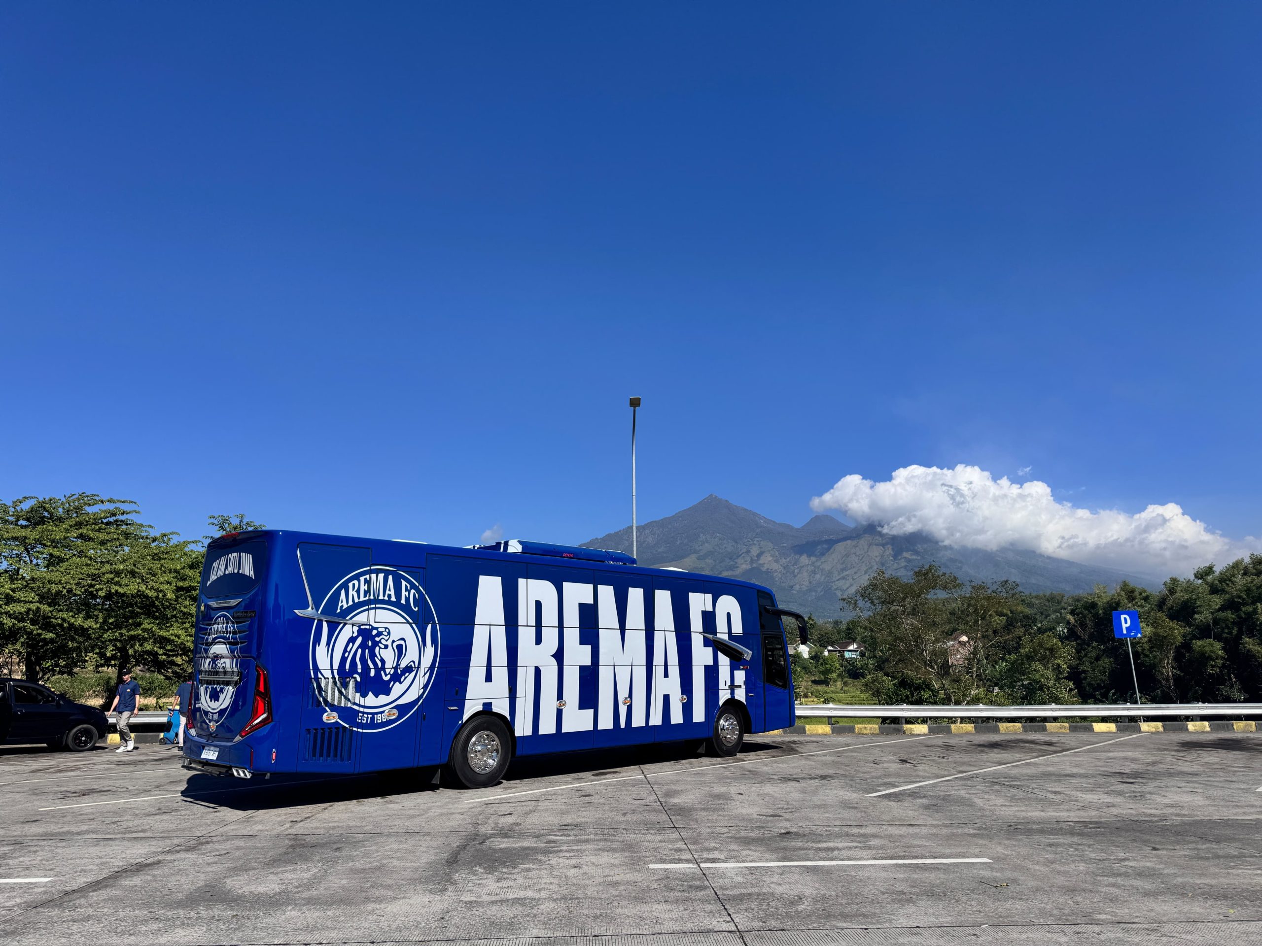 Rayakan HUT ke-39, Arema FC Perkenalkan Bus Anyar Berpelat Hoki N 7887 IB
