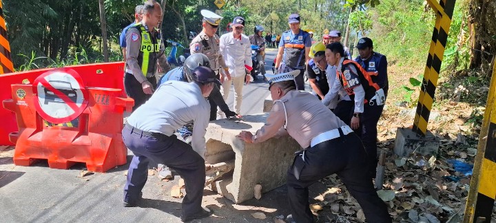 Tim Gabungan Kembali Tutup Portal Klemuk, Antisipasi Kecelakaan di Jalur Ekstrem