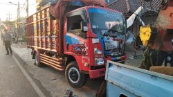 Truk Hilang Kendali di Dadaprejo, Tabrak Tiang dan Pagar Rumah Warga