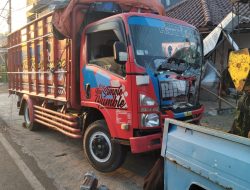 Truk Hilang Kendali di Dadaprejo, Tabrak Tiang dan Pagar Rumah Warga