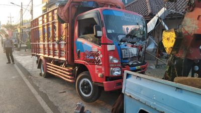 Truk Hilang Kendali di Dadaprejo, Tabrak Tiang dan Pagar Rumah Warga