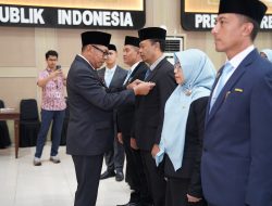 Wali Kota Batu Sematkan Satyalancana Karya Satya kepada 94 ASN