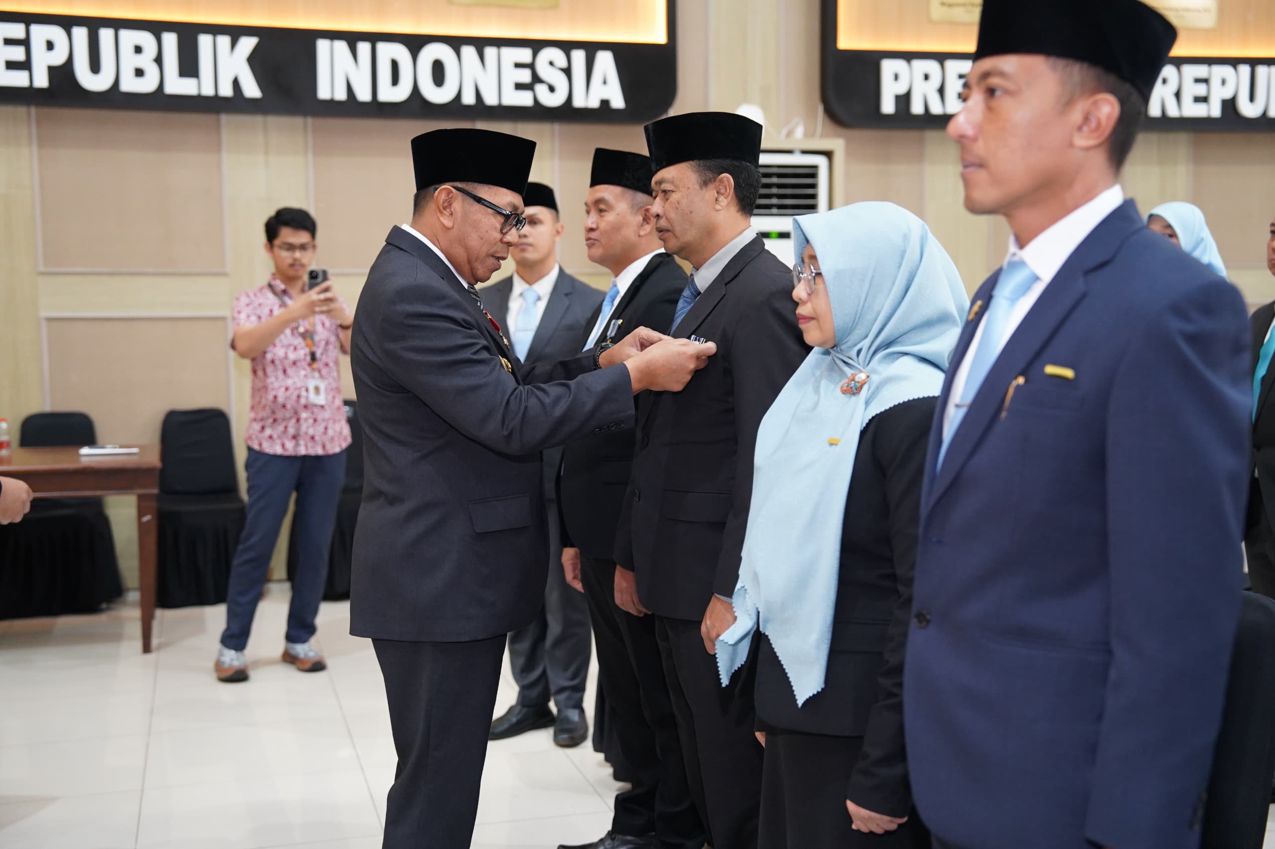 Wali Kota Batu Sematkan Satyalancana Karya Satya kepada 94 ASN
