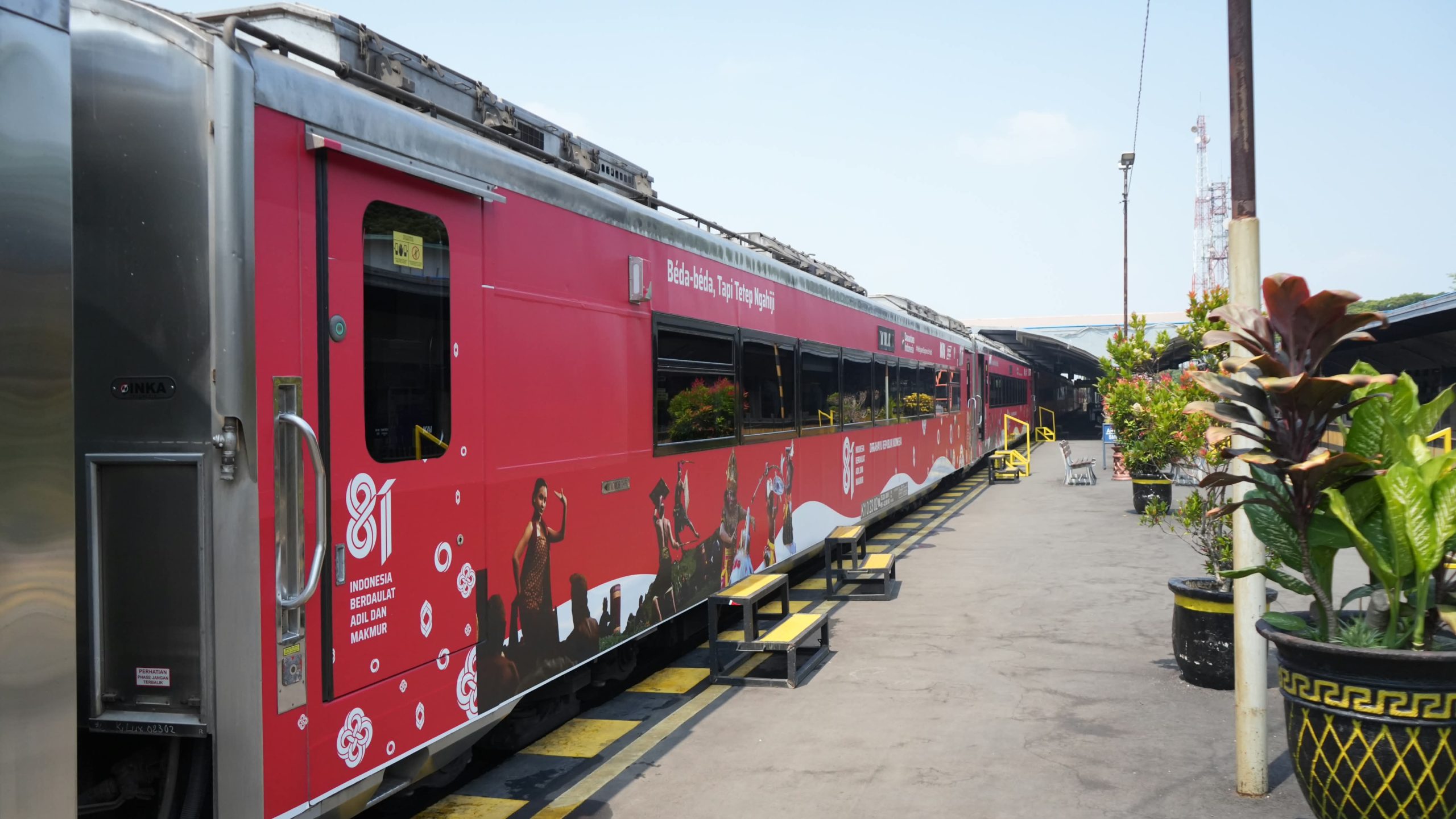 KAI Daop 8 Hadirkan Nuansa Merah Putih di Stasiun Malang Sambut HUT ke-81 RI