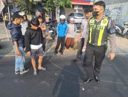 Honda City Tabrak Empat Motor di Junrejo Batu, Lima Orang Luka