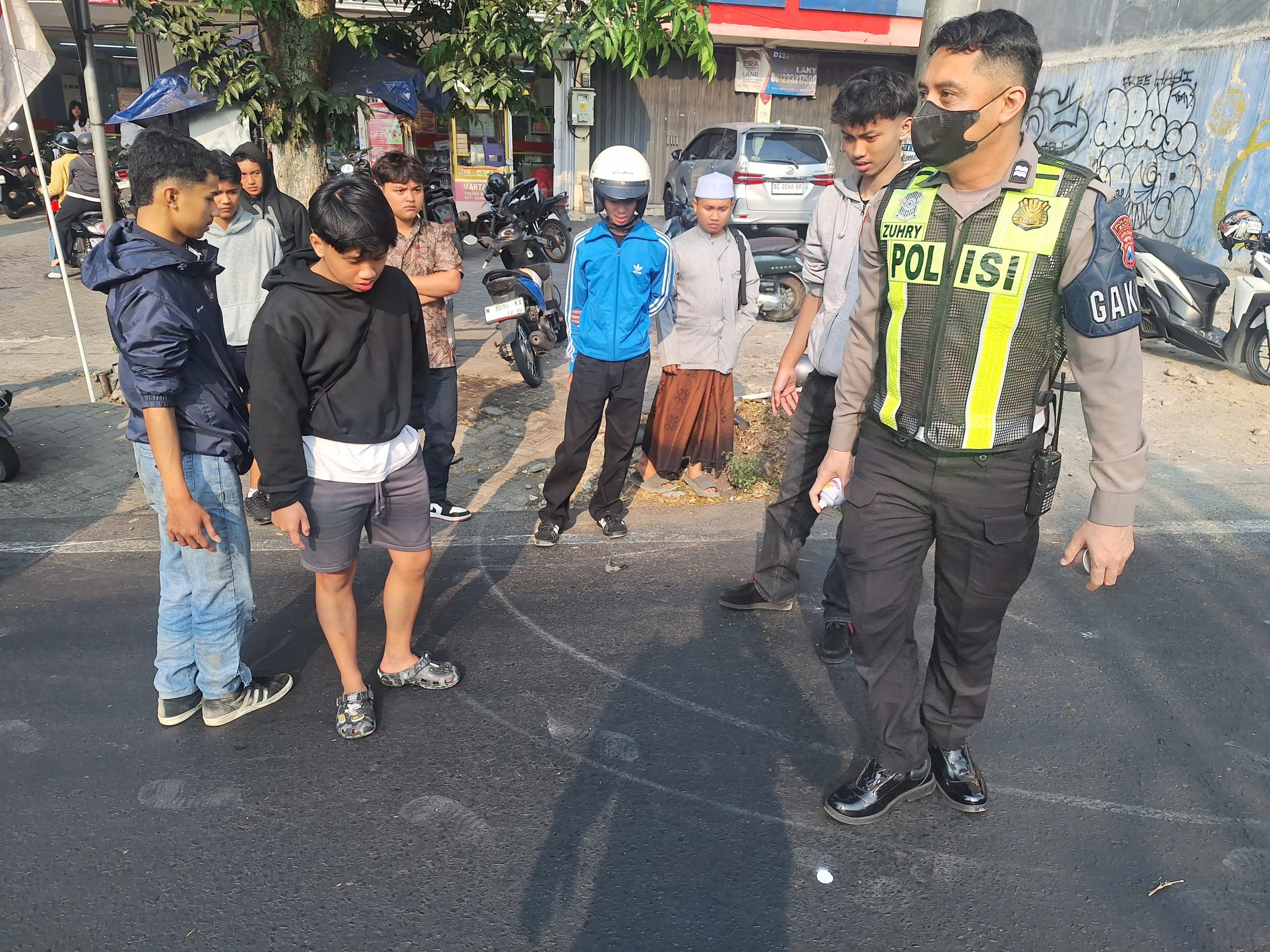 Honda City Tabrak Empat Motor di Junrejo Batu, Lima Orang Luka