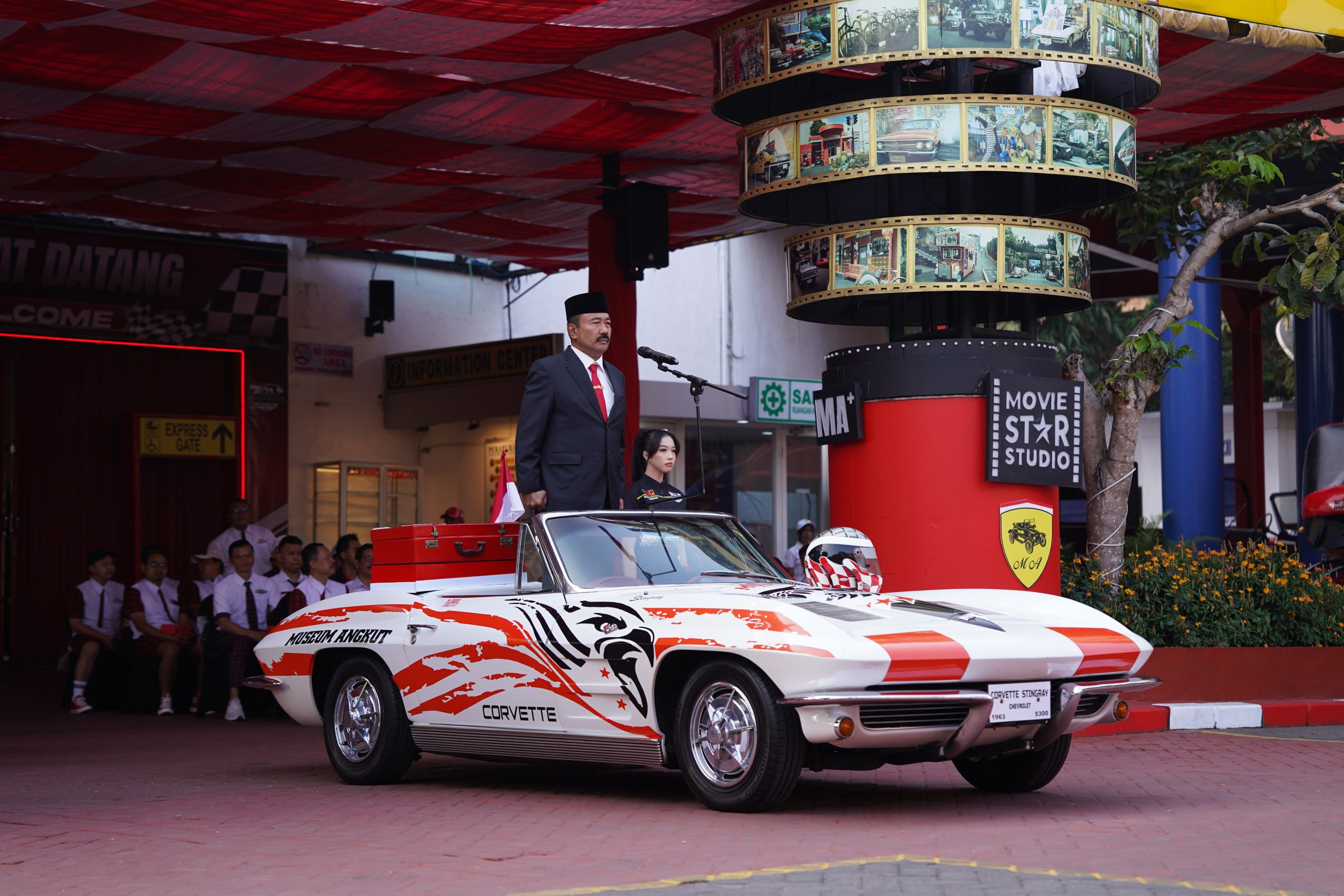 Upacara HUT ke-81 RI di Museum Angkut, Mobil Stingray Jadi Mimbar Unik