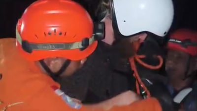 Paraglider Asal Rusia Tersangkut di Pohon Pinus, Tim SAR Evakuasi dengan Tali
