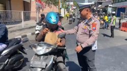 Jumat Berkah, Polres Batu Bagikan Makanan dan Sembako untuk Pengemudi Ojol