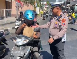 Jumat Berkah, Polres Batu Bagikan Makanan dan Sembako untuk Pengemudi Ojol