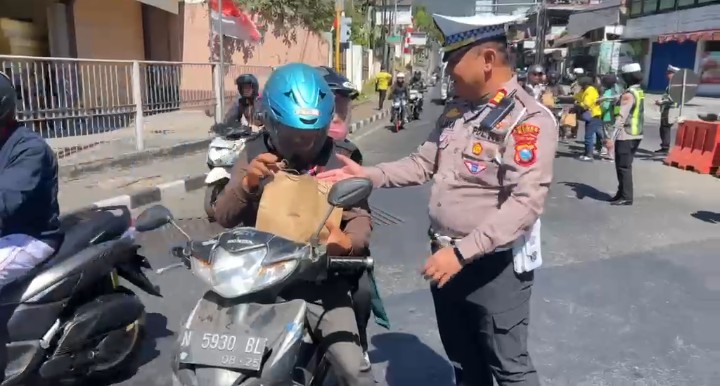 Jumat Berkah, Polres Batu Bagikan Makanan dan Sembako untuk Pengemudi Ojol