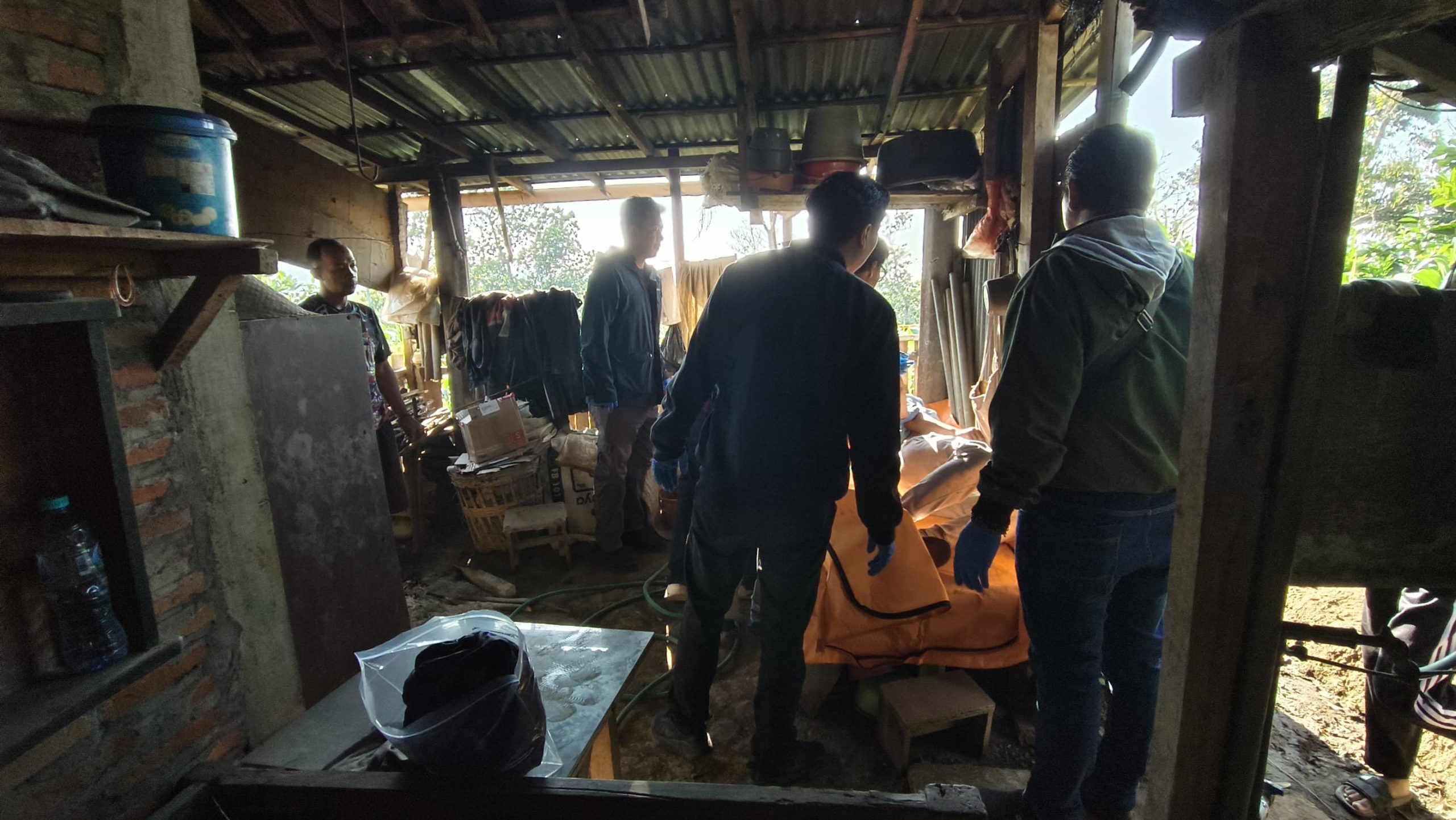 Pria 36 Tahun Ditemukan Meninggal Tergantung di Bekas Kandang Sapi Pandanrejo