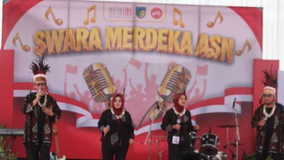 Swara Merdeka ASN Kabupaten Kediri Tampilkan Vokal Prima, Busana Merah Putih Jadi Daya Tarik