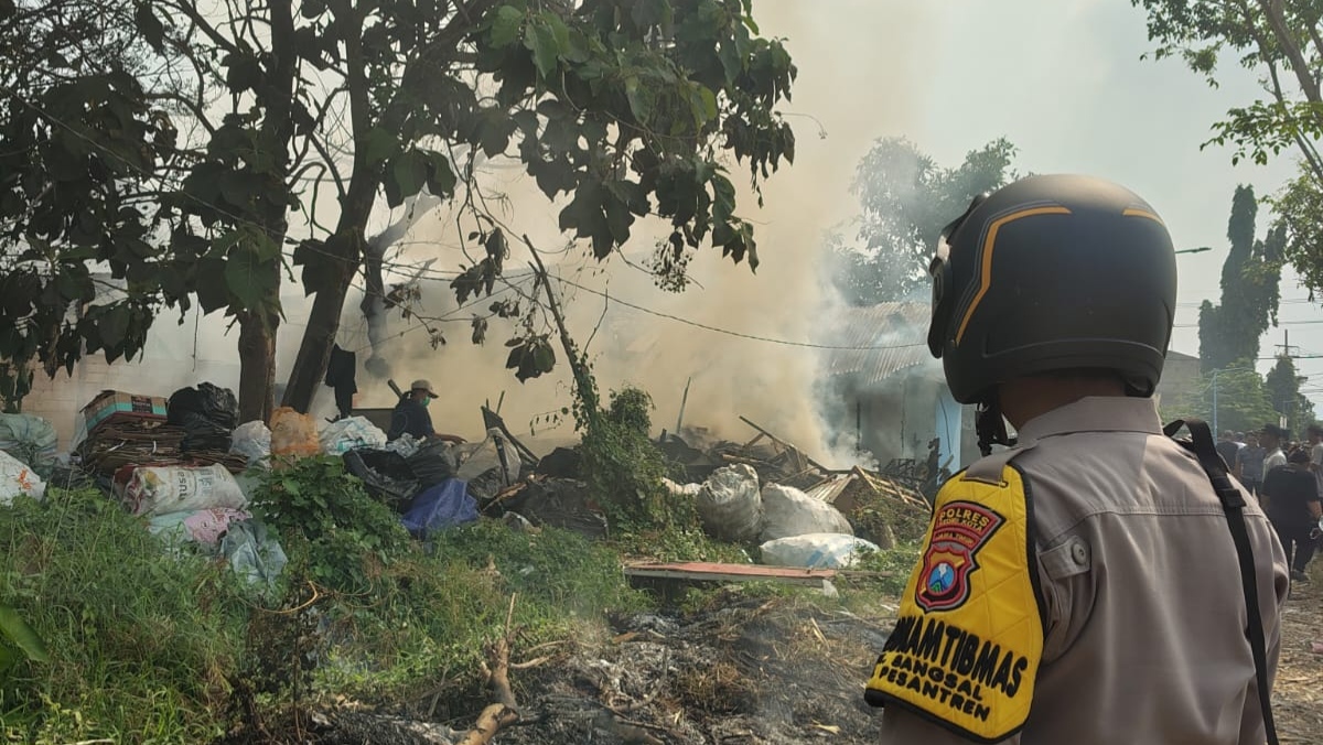TPS Bangsal Kediri Terbakar, Rongsokan Milik Empat Pemulung Ludes