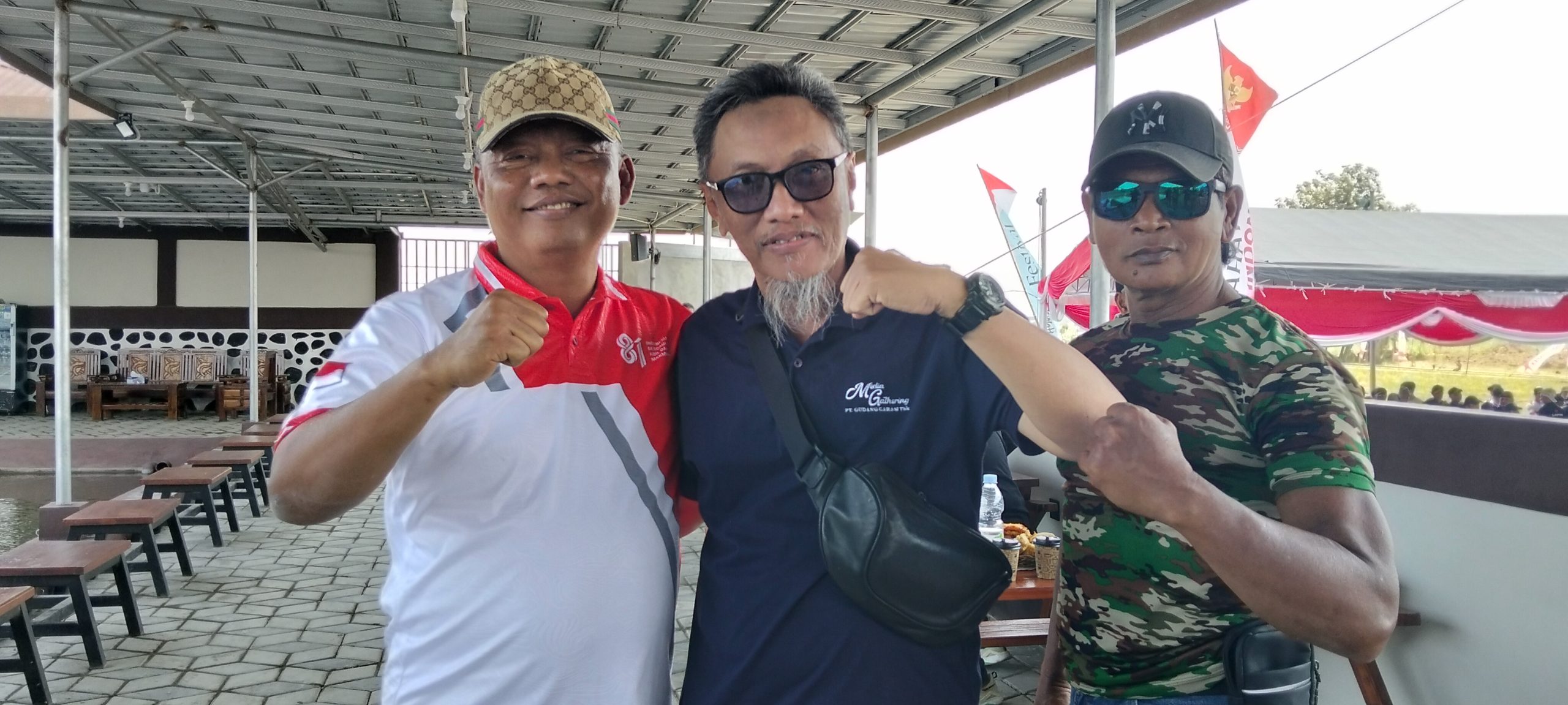Tarik Tambang dan Panjat Pinang Semarakkan HUT ke-81 RI di Omah Sawah, Warga Perkuat Persatuan