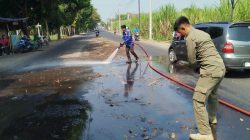 Tumpahan Solar di Jalan Raya Sumberjo Ngasem Dibersihkan, Cegah Kecelakaan